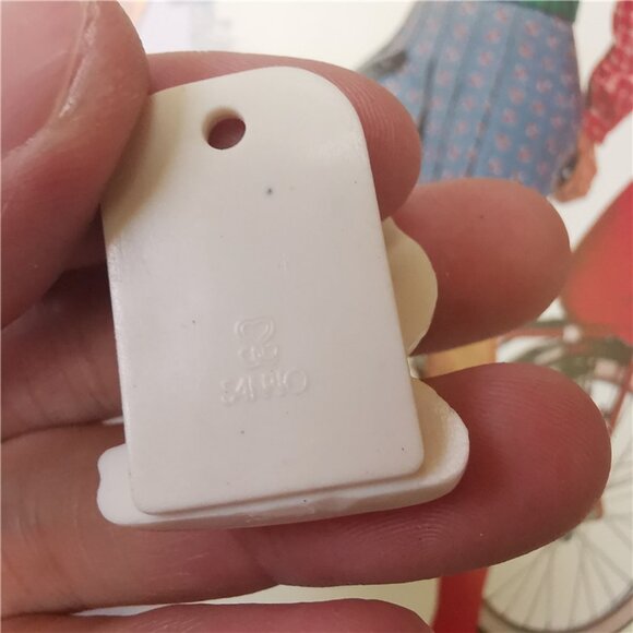 12 Pieces Hello Kitty Paper Clips For School or Home String Decor - Picture 3 of 3